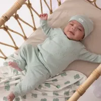 Overslag_Shirt__Broek_en_Mutsje_zacht_groen