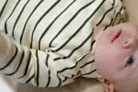 Overslag_Shirtje_met_broekje_Groen_streepje_23