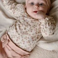 Shirtje_Broekje_met_Haarbandje_Roze_Organic_cotton