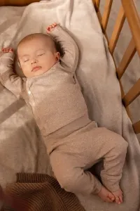 Unisex_Overslag_Shirt_Nanykie_en_Broek_Naura_Rib_Taupe_1